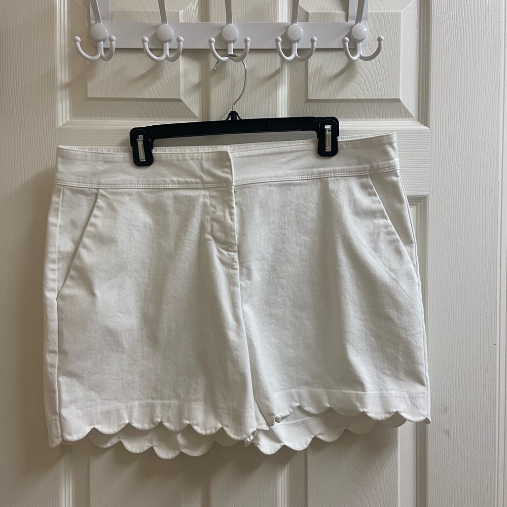 Women’s Isaac Mizrahi White High Waist Scalloped Hem Shorts